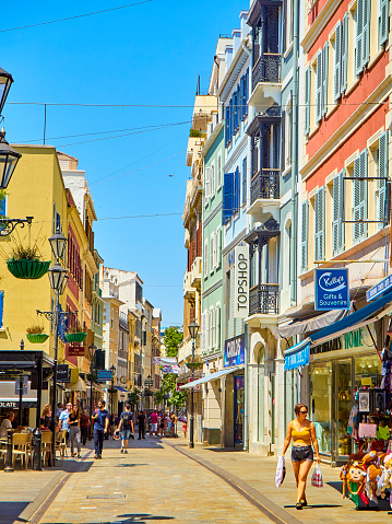 ¿Qué comprar en Gibraltar? 10 main street - Calle principal en Gibraltar