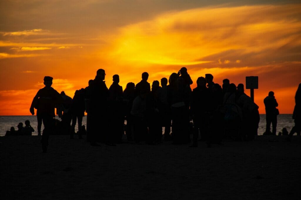 Noche de San Juan en Andalucía: cuándo y dónde 4 grupo jovenes playa noche