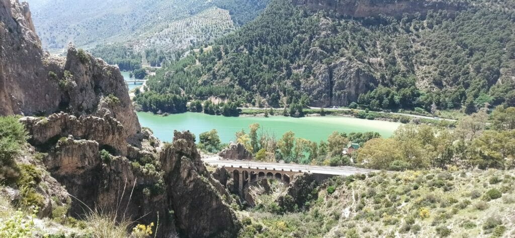 El Chorro y el embalse del Conde de Guadalhorce, en el Desfiladero de los Gaitanes