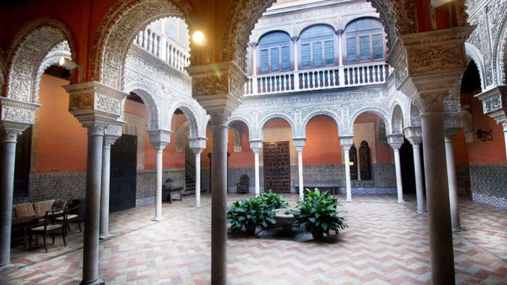 Casa Palacio Salinas, Sevilla 4 Patio interior con arcos y azulejos en la Casa Palacio Salinas en Sevilla