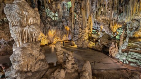 interior cueva de nerja