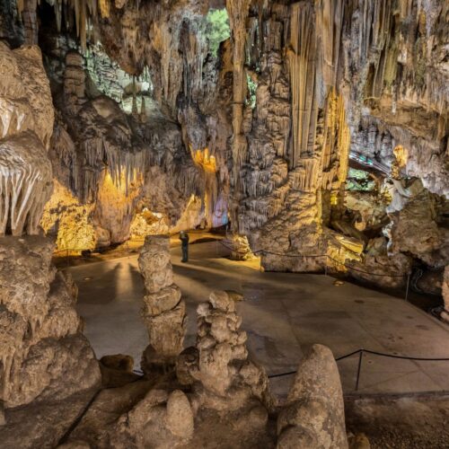interior cueva de nerja