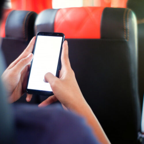 pasajero-masculino-sentado-asiento-autobus-usando-su-telefono_279756-20