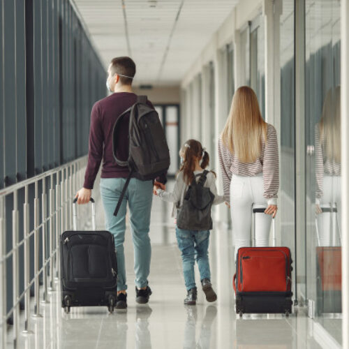 personas-aeropuerto-llevan-mascaras-protegerse-virus_1157-31400