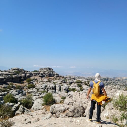 senderista en el torcal de antequera